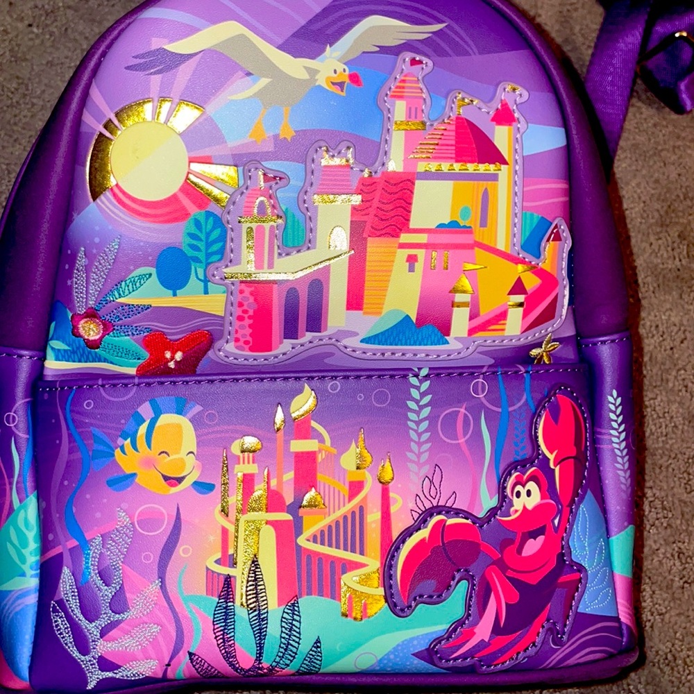 I am selling this backpack because I have no more space in my house.